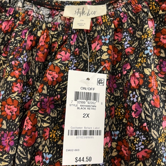 Cropped, floral blouse. - Picture 2 of 3